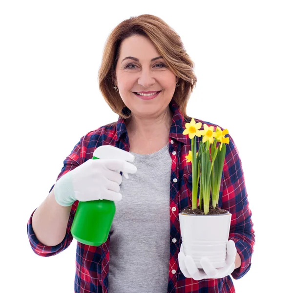 白い背景に隔離された散水スプレーボトルと鉢植えと成熟した女性庭師の肖像画 — ストック写真
