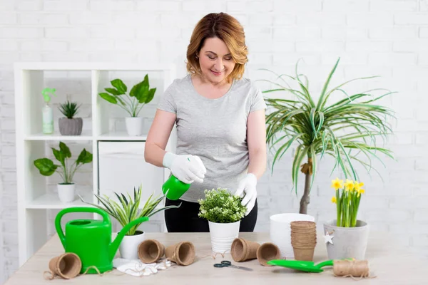 Lente Concept Portret Van Volwassen Vrouwelijke Tuinman Het Planten Van — Stockfoto