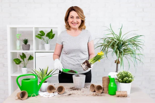 Portret Van Volwassen Vrouw Planten Lente Bloemen Potten Thuis — Stockfoto