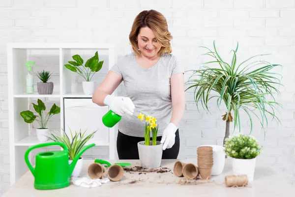 Portret Van Glimlachende Volwassen Vrouwelijke Tuinman Planten Water Geven Lente — Stockfoto