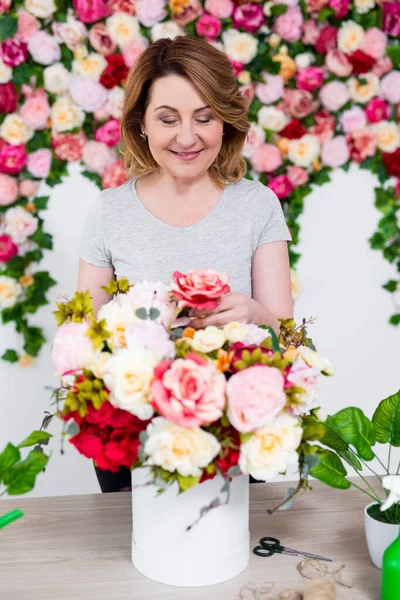 Retrato Mujer Madura Sonriente Florista Jardinero Trabajando Floristería — Foto de Stock