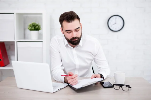 Porträt Eines Gutaussehenden Bärtigen Geschäftsmannes Der Modernen Büro Papierkram Erledigt — Stockfoto