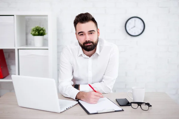 Junger Gutaussehender Bärtiger Geschäftsmann Arbeitet Büro — Stockfoto