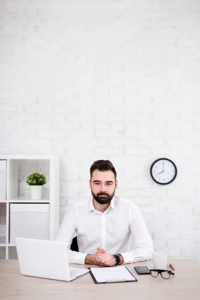 Schöner Bärtiger Geschäftsmann Sitzt Büro Kopierraum Über Weißem Backsteinhintergrund — Stockfoto