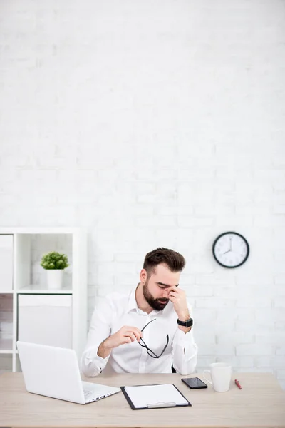 Stres Lub Ból Głowy Portret Zmęczonego Biznesmena Siedzącego Biurze Przestrzeń — Zdjęcie stockowe