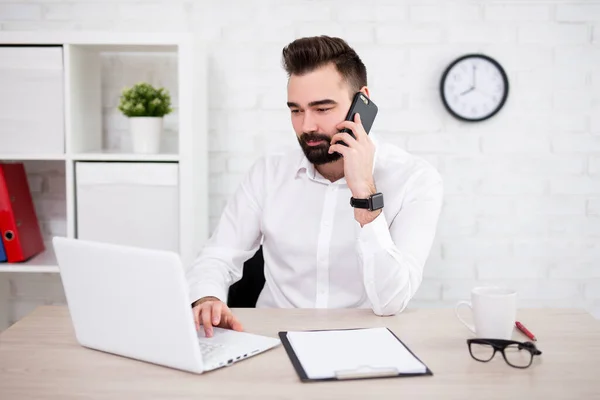 Modern Ofiste Bilgisayar Kullanan Telefonla Konuşan Yakışıklı Sakallı Adamının Portresi — Stok fotoğraf