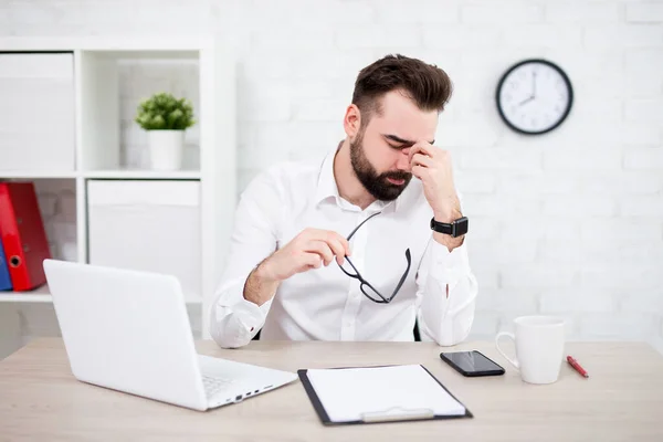 Porträt Eines Müden Geschäftsmannes Modernen Büro — Stockfoto