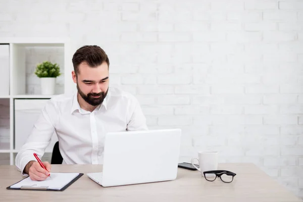 Porträt Eines Fröhlichen Bärtigen Geschäftsmannes Oder Studenten Mit Laptop — Stockfoto