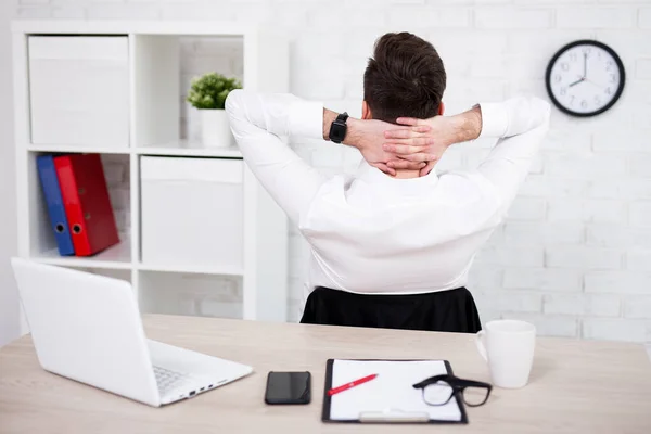 Jungunternehmer Entspannt Sich Büro — Stockfoto