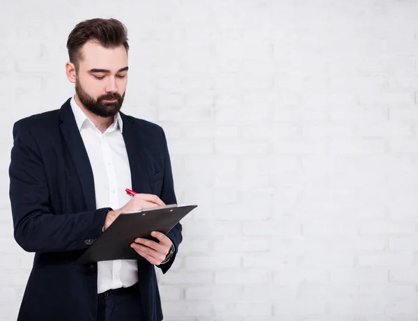 Porträt Eines Jungen Bärtigen Geschäftsmannes Der Etwas Auf Klemmbrett Über — Stockfoto