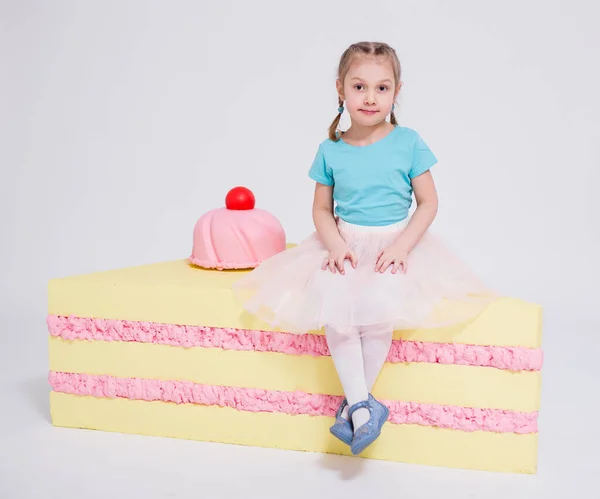 Πορτρέτο Του Χαριτωμένο Κοριτσάκι Μεγάλο Κέικ Πάνω Από Λευκό Φόντο — Φωτογραφία Αρχείου