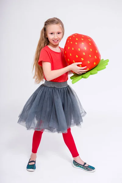 Retrato Comprimento Total Menina Bonito Com Grande Morango Artificial Sobre — Fotografia de Stock