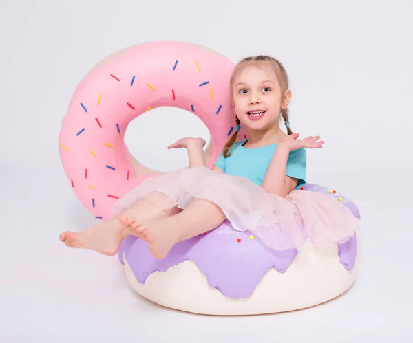 Menina Bonito Com Enormes Donuts Sobre Fundo Branco — Fotografia de Stock