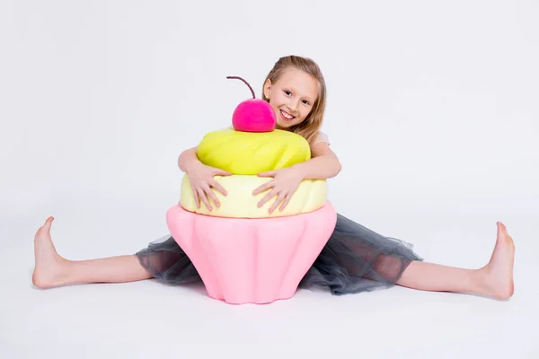 Menina Bonito Com Grande Cupcake Sobre Fundo Branco — Fotografia de Stock