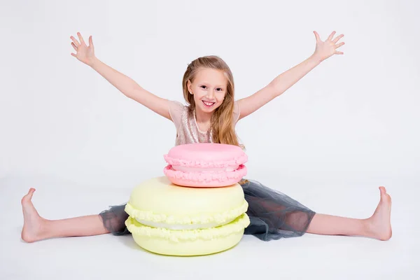 Söt Liten Flicka Med Stora Makaroner Över Vit Bakgrund — Stockfoto