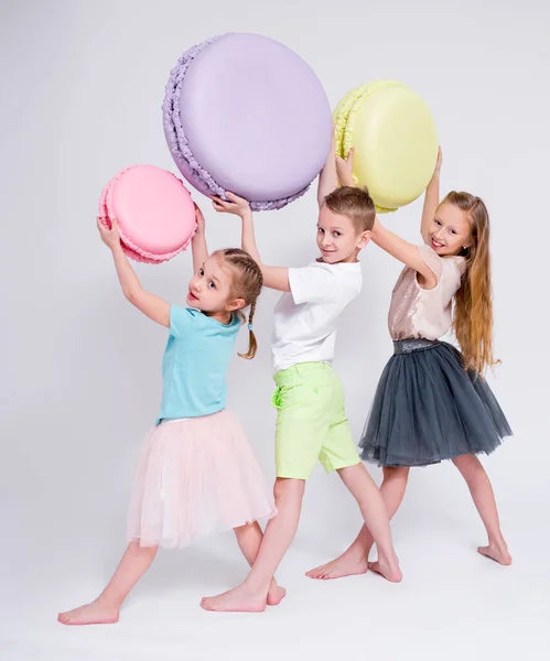 Crianças Bonitos Com Grandes Macaroons Sobre Fundo Branco — Fotografia de Stock