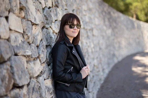 Portrait Jeune Femme Veste Cuir Lunettes Soleil Posant Sur Fond — Photo