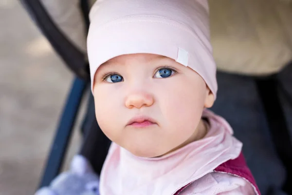 Nahaufnahme Porträt Eines Süßen Kleinen Mädchens Kinderwagen — Stockfoto