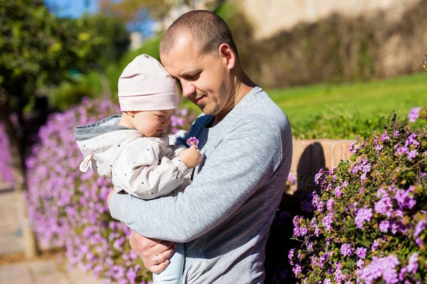 Ευτυχισμένος Πατέρας Και Χαριτωμένο Κοριτσάκι Στο Πάρκο Άνοιξη Ανθισμένα Λουλούδια — Φωτογραφία Αρχείου