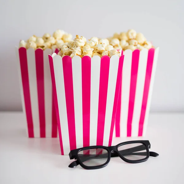 Bioskop Dan Konsep Makanan Popcorn Dalam Kotak Bergaris Merah Dan — Stok Foto