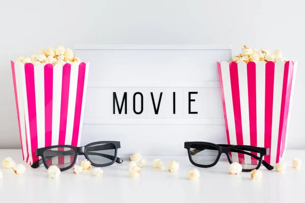 Kinokonzept Rot Gestreifte Boxen Mit Popcorn Brille Und Leuchtkasten Mit — Stockfoto
