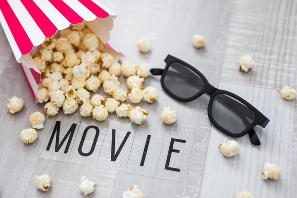 Kinokonzept Nahaufnahme Von Gläsern Und Popcorn Mit Filmwort Auf Holzgrund — Stockfoto