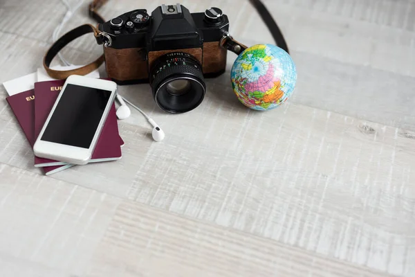 Reise Und Urlaubskonzept Nahaufnahme Von Reiseobjekten Und Kopierfläche Über Holztischhintergrund — Stockfoto