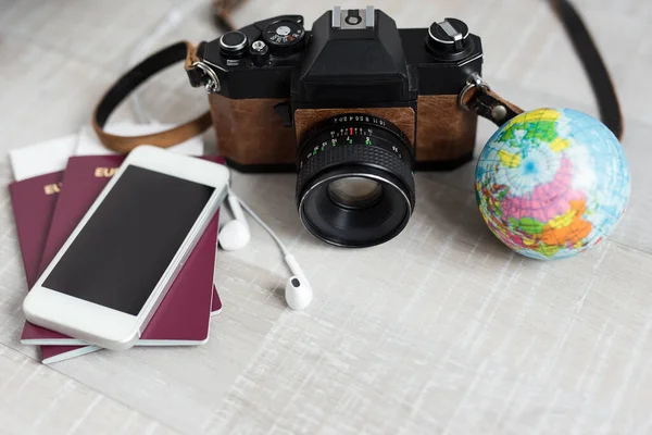 Koncepcja Podróży Wakacji Zbliżenie Paszportów Aparatu Fotograficznego Smartfona Małego Globusa — Zdjęcie stockowe
