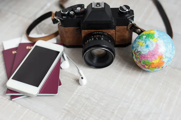 Conceito Viagem Férias Close Passaportes Câmera Telefone Inteligente Pouco Globo — Fotografia de Stock