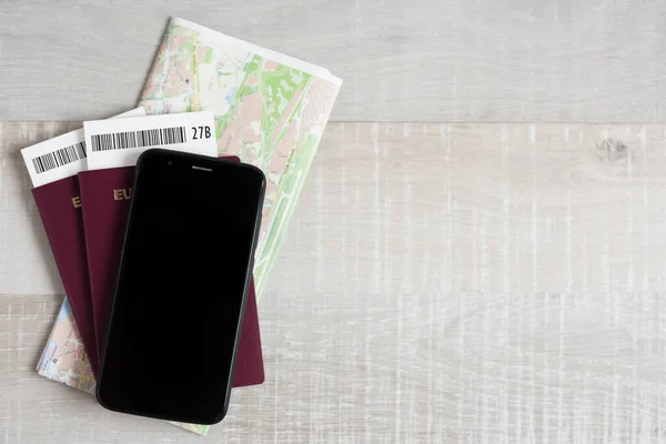 Koncepcja Podróży Wakacji Widok Góry Paszporty Bilety Mapę Smartfon Przestrzeń — Zdjęcie stockowe