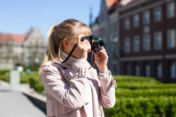 夏休みと旅行のコンセプト 旧市街の写真を撮る女性観光客 — ストック写真