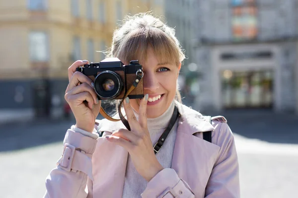 夏休み 旅行のコンセプト ヴィンテージカメラで写真を撮る女性の肖像 — ストック写真