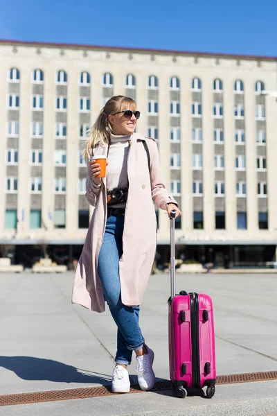 Vacaciones Verano Turismo Concepto Viaje Mujer Joven Con Maleta — Foto de Stock