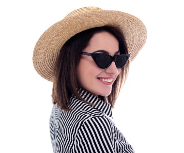 Beyaz arka planda izole edilmiş hasır şapkalı ve güneş gözlüklü güzel kadın portresi