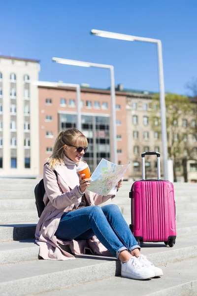 Vacanza Estiva Turismo Concetto Viaggio Giovane Donna Con Mappa Valigia — Foto Stock