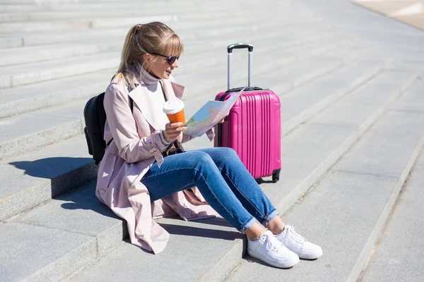 旅游和旅行概念 年轻妇女 带着旅游地图和手提箱 — 图库照片