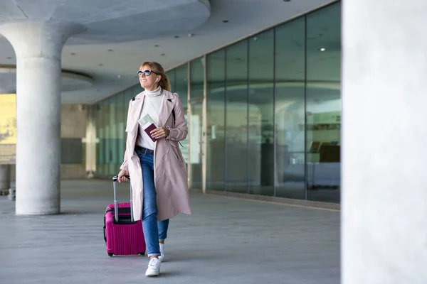 Concepto Vacaciones Turismo Viajes Joven Hermosa Mujer Turista Caminando Con —  Fotos de Stock