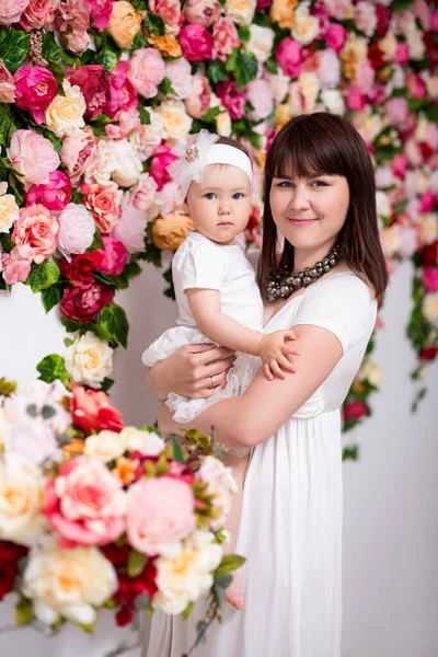 Glückliche Mutter Mit Kleiner Tochter Über Blumen Wand Hintergrund — Stockfoto