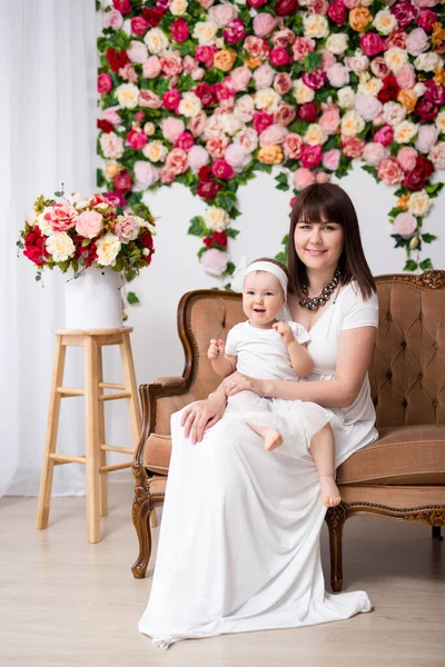 Muttertagskonzept Glückliche Schöne Mutter Mit Süßer Kleiner Tochter Sitzt Auf — Stockfoto