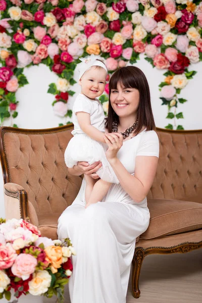 Muttertagskonzept Porträt Einer Glücklichen Schönen Mutter Die Mit Ihrer Kleinen — Stockfoto