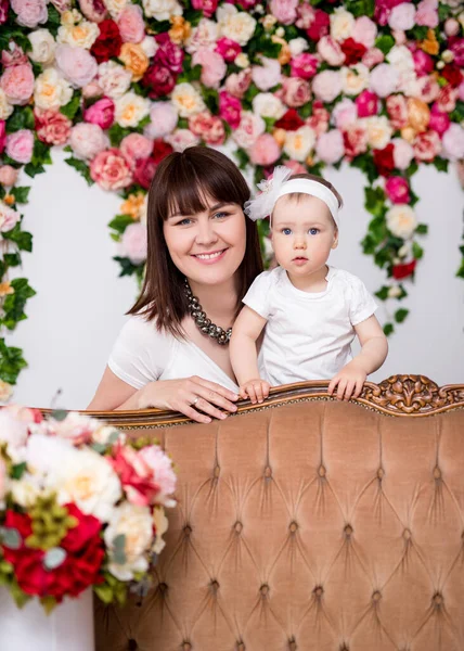 Muttertagskonzept Glücklich Schöne Mutter Und Ihre Kleine Tochter Über Blumen — Stockfoto