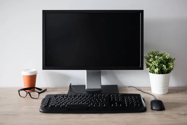 Moderno Lugar Trabajo Con Pantalla Blanco Maceta Flores Vasos Taza —  Fotos de Stock