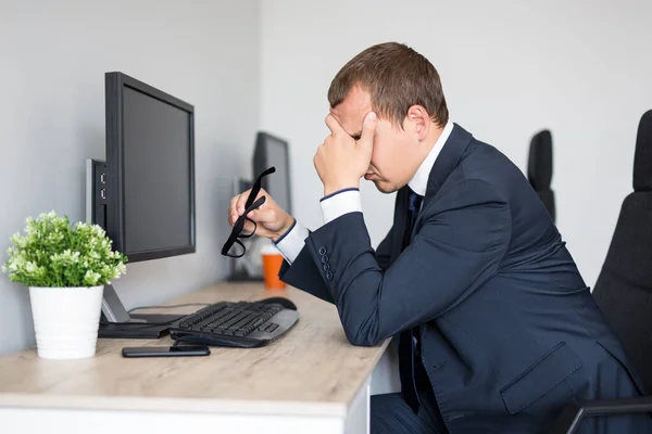 Stanco Giovane Uomo Affari Con Problemi Stress Seduto Ufficio Moderno — Foto Stock