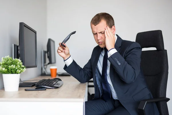 Gestresster Junger Geschäftsmann Mit Kopfschmerzen Bei Der Arbeit Modernen Büro — Stockfoto