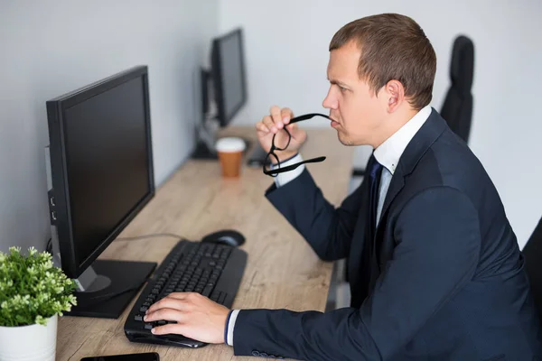 Portrait Jeune Homme Affaires Réfléchi Travaillant Avec Ordinateur Dans Bureau — Photo