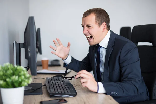 Portret Wściekłego Zestresowanego Biznesmena Krzyczącego Swojego Komputera Nowoczesnym Biurze — Zdjęcie stockowe