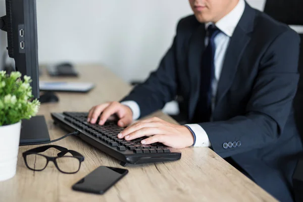 Business Technology Concept Close Male Hands Using Computer Modern Office — Stock fotografie