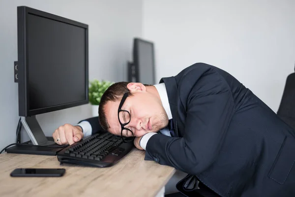 Retrato Del Hombre Negocios Cansado Durmiendo Sobre Mesa Oficina Moderna —  Fotos de Stock