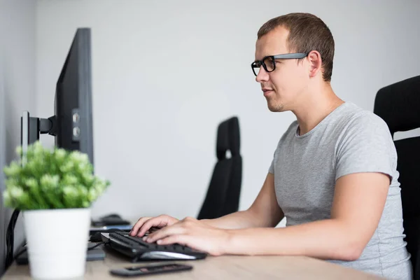 Concepto Negocio Educación Retrato Joven Guapo Usando Computadora Oficina Hogar — Foto de Stock