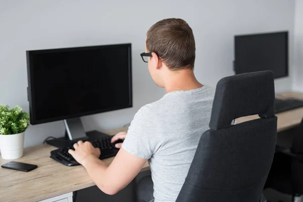 Vista Trasera Del Joven Utilizando Ordenador Oficina Casa Pantalla Con — Foto de Stock